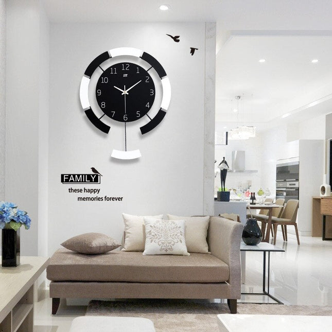 Moderne veggklokke i svart og hvitt