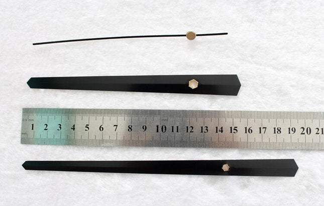 Fargerik veggklokke med regnbue kuber