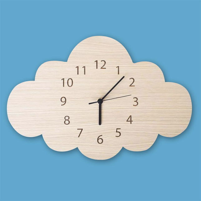 Skyformet veggklokke i tre til barnerom