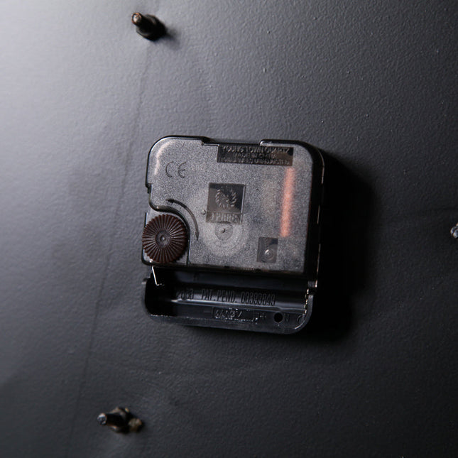 Veggklokke med industrielt maskineri-design