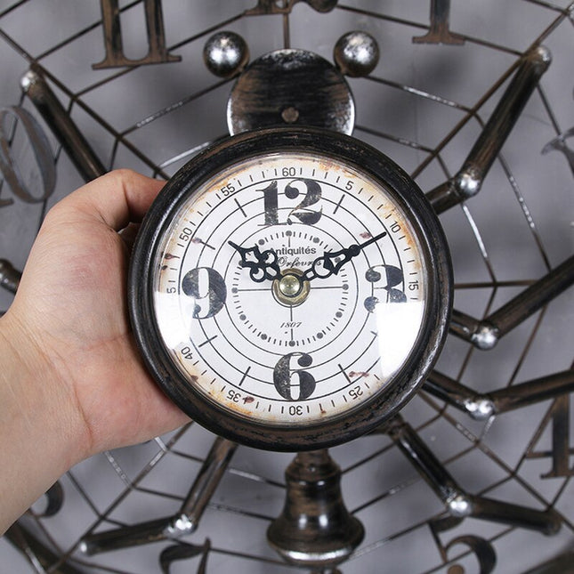 Industriell veggklokke med edderkoppdesign