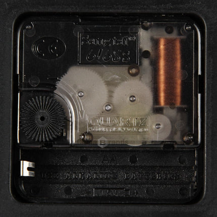 Veggklokke i antikk stil med romertall