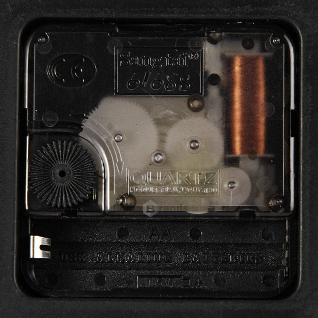 Veggklokke i antikk stil med romertall