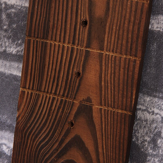 Vintage veggklokke som gigantisk armbåndsur