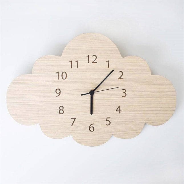 Skyformet veggklokke i tre til barnerom