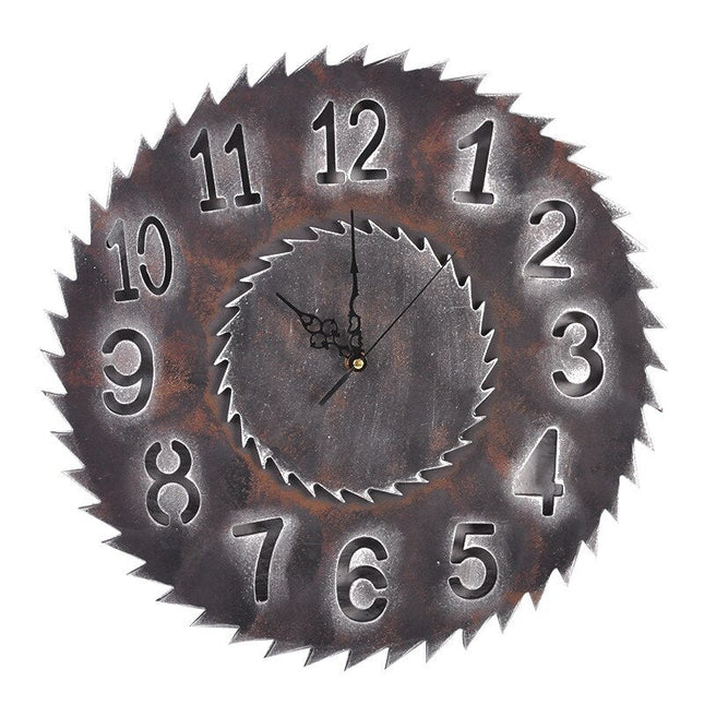 Industriell veggklokke formet som et sagblad