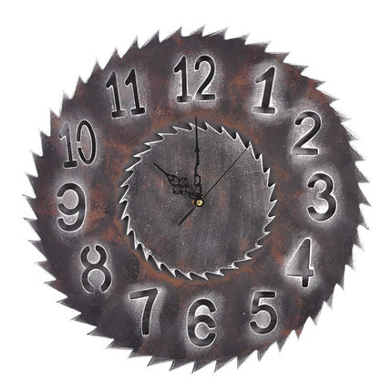 Industriell veggklokke formet som et sagblad