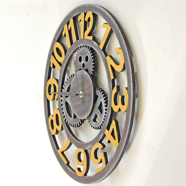 Industriell klokke med gylne tannhjul