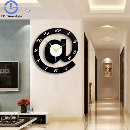 Moderne veggklokke formet som alfakrøll