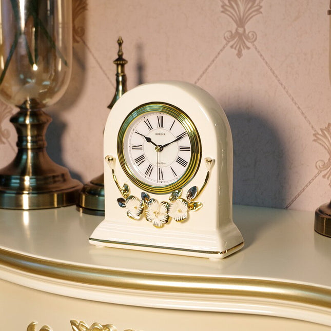 Hvit klassisk bordklokke med blomsterdekor