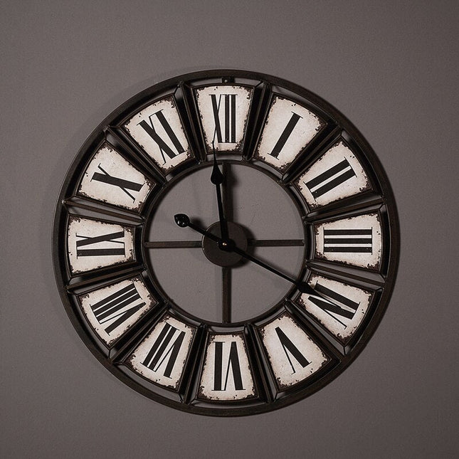 Stor industriell klokke med romertall