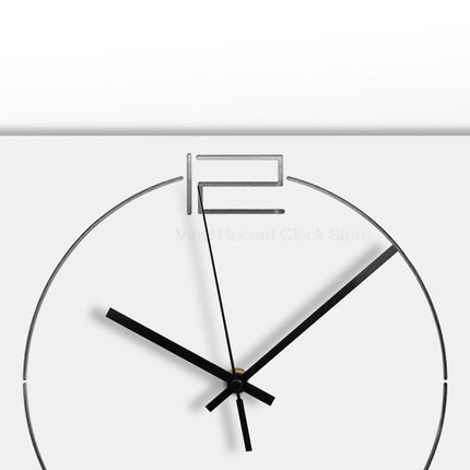 Minimalistisk firkantet veggklokke i metall