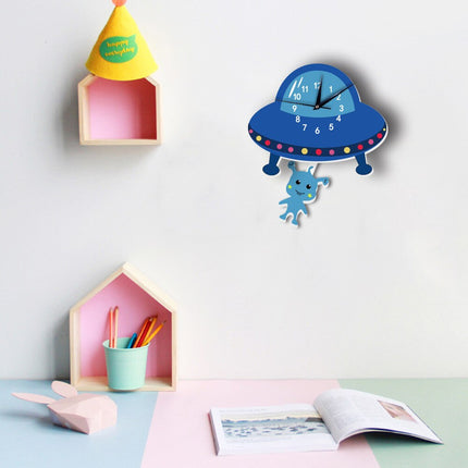 Veggklokke til babyrom med romskip