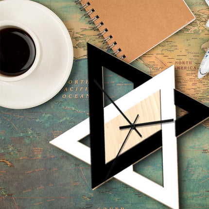 Moderne veggklokke i tre og metall