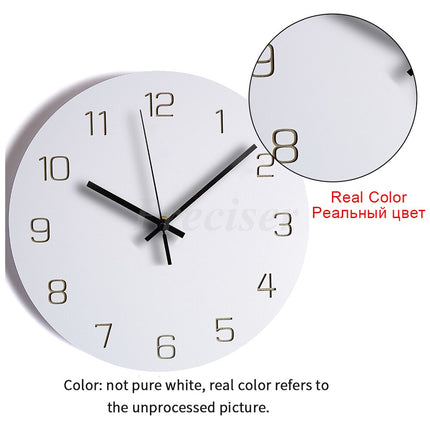 Minimalistisk firkantet veggklokke i metall