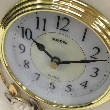 Hvit klassisk bordklokke med blomsterdekor