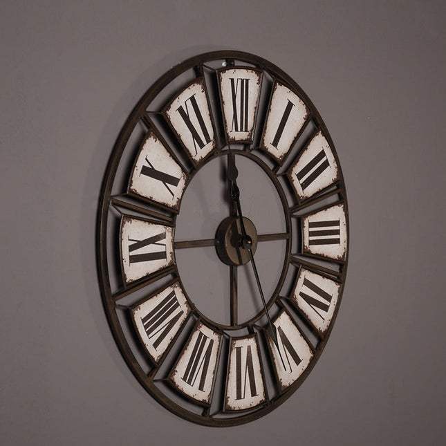 Stor industriell klokke med romertall