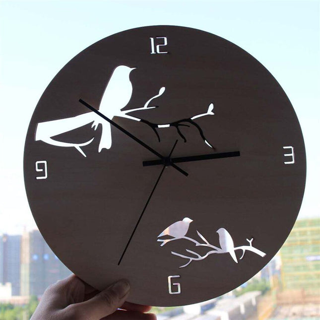 Veggklokke i tre med utskårne fugler