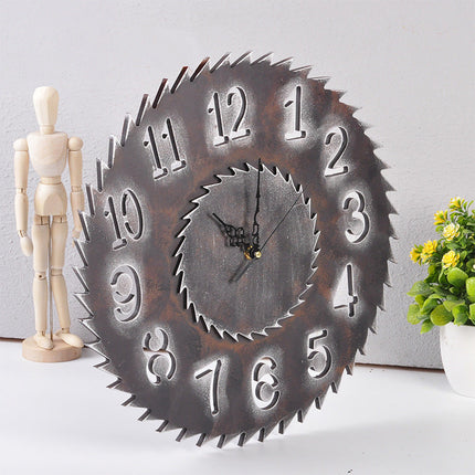 Industriell veggklokke formet som et sagblad