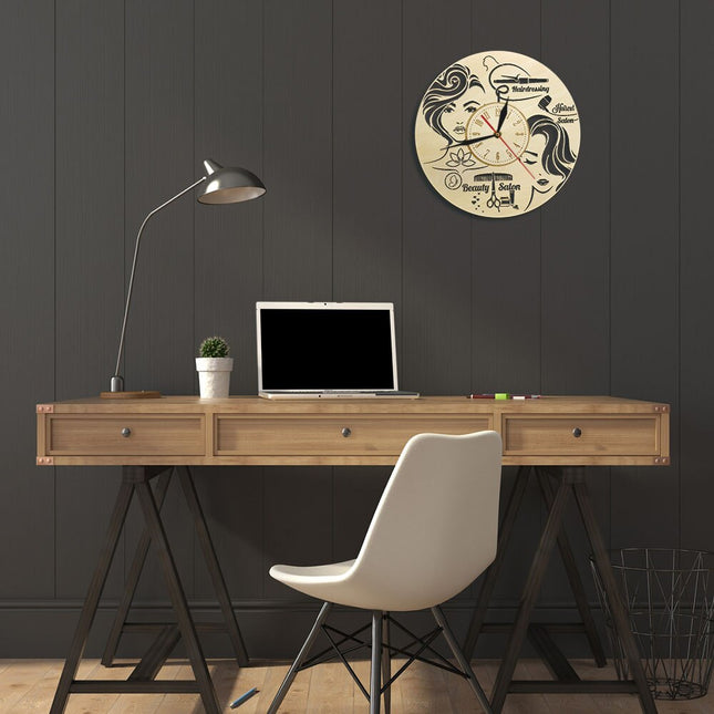 Dekorativ klokke for frisørsalong i tre