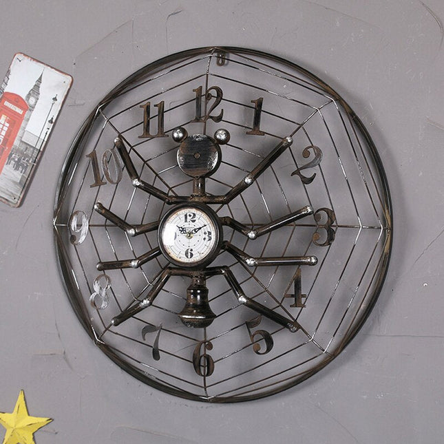 Industriell veggklokke med edderkoppdesign