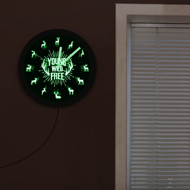 Veggklokke med LED-lys og hjortemotiv