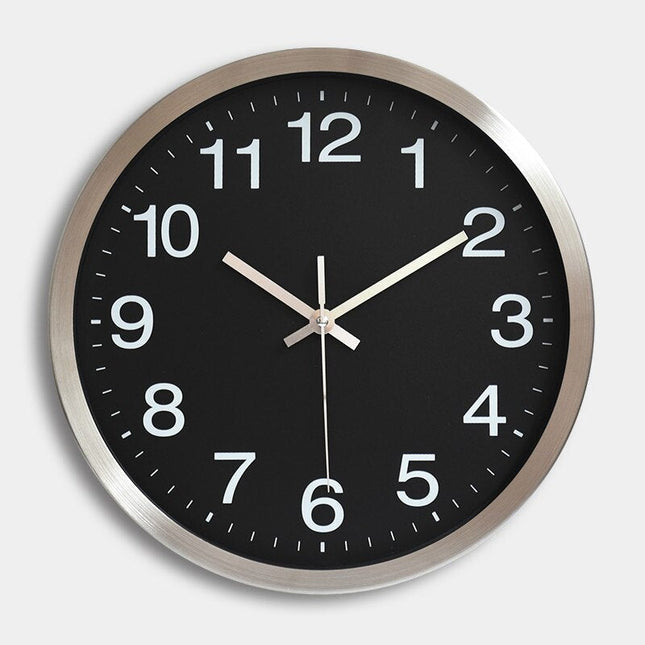 Enkel veggklokke med ramme i stål