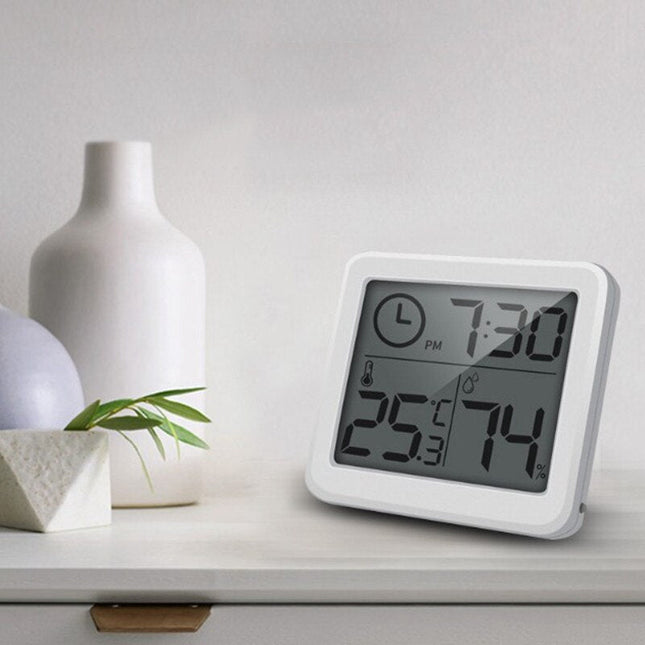 Hvit digital klokke med termometer