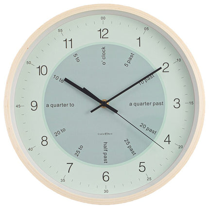Nordisk veggklokke med ramme i lyst tre