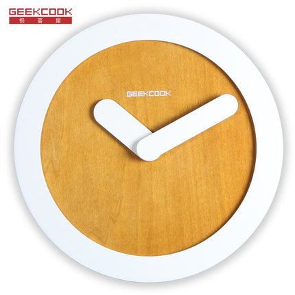 Minimalistisk veggklokke med tykke visere