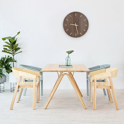 Stillegående moderne veggklokke i tre