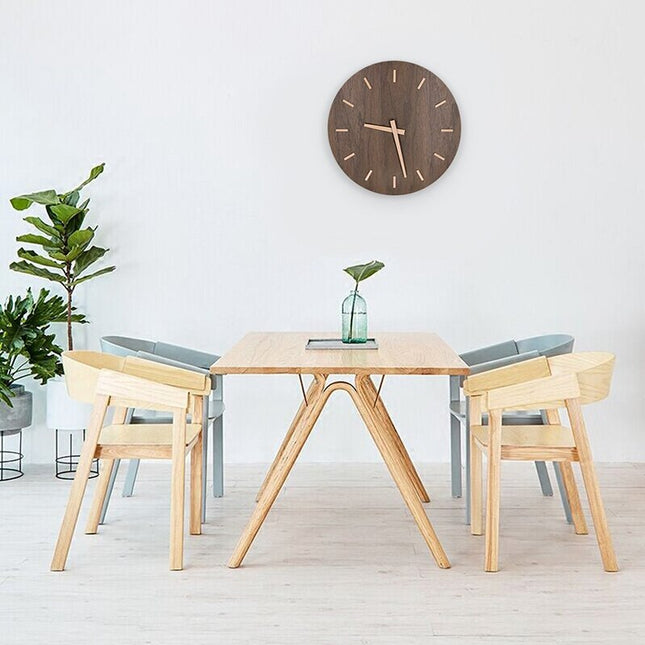 Stillegående moderne veggklokke i tre