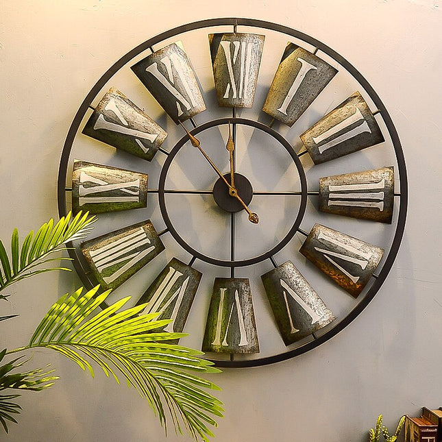 Stor industriell metallklokke med stjerne