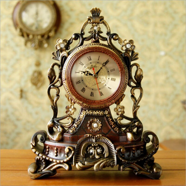 Vintage bordklokke med gullfargede detaljer