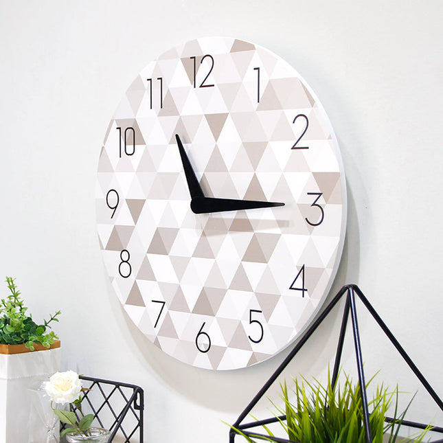 Design veggklokke med geometrisk mønster
