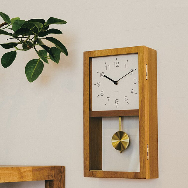 Bordklokke i tre med pendel