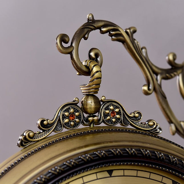 Utsmykket dobbeltsidig vintage stasjonsklokke