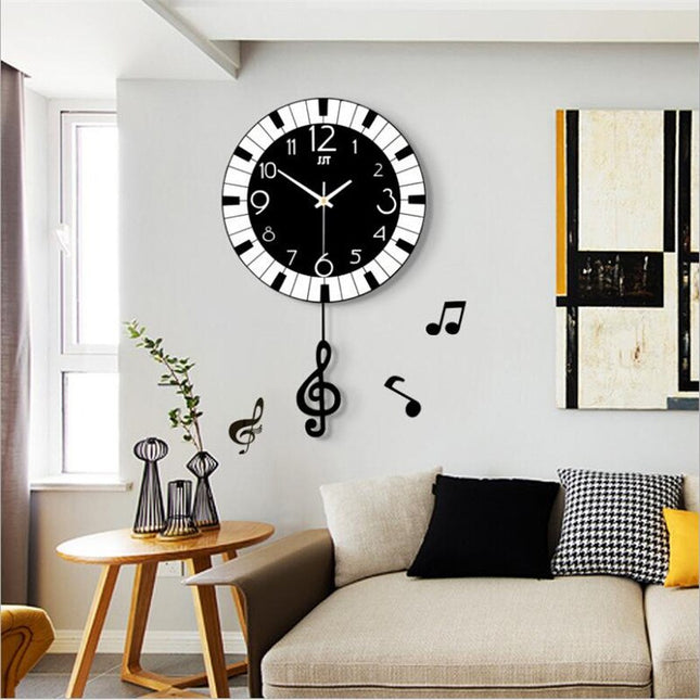 Veggklokke med noter og pianodesign