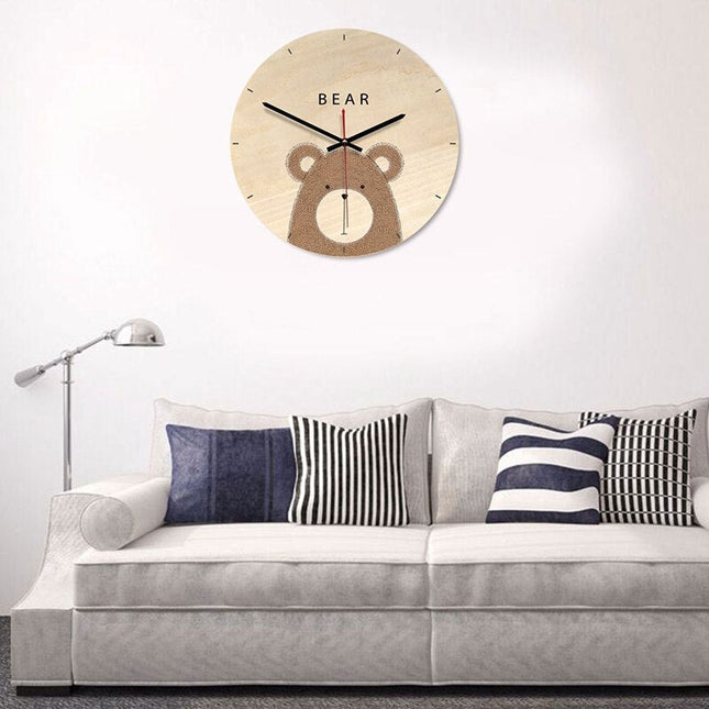 Veggklokke i tre med bjørnemotiv