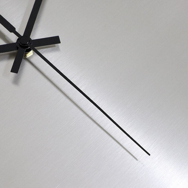 Minimalistisk veggklokke i børstet metall