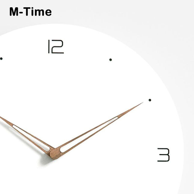 Veggklokke i hvitkalket tre design