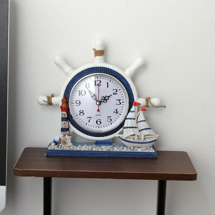 Maritim bordklokke formet som skipror