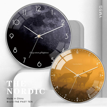 Moderne veggklokke med todelt urskive