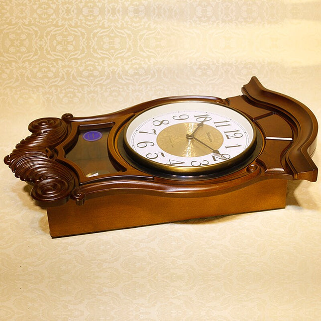 Antikk veggklokke i tre med pendel