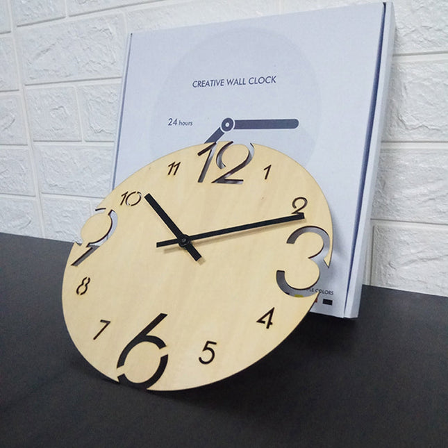 Veggklokke i tre med store tall