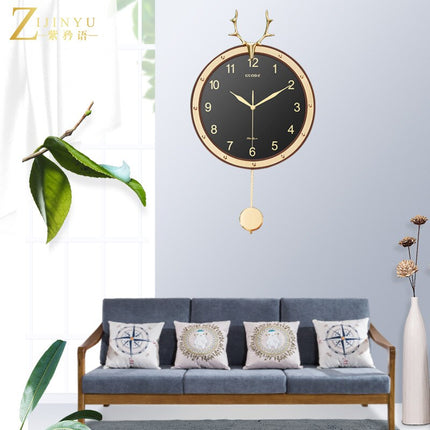 Veggklokke med hjortegevir og pendel