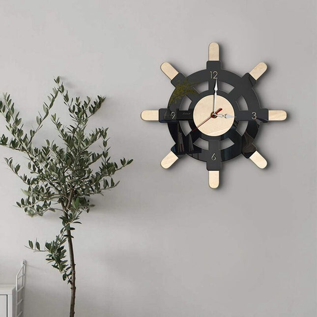 Maritim veggklokke formet som skipsratt