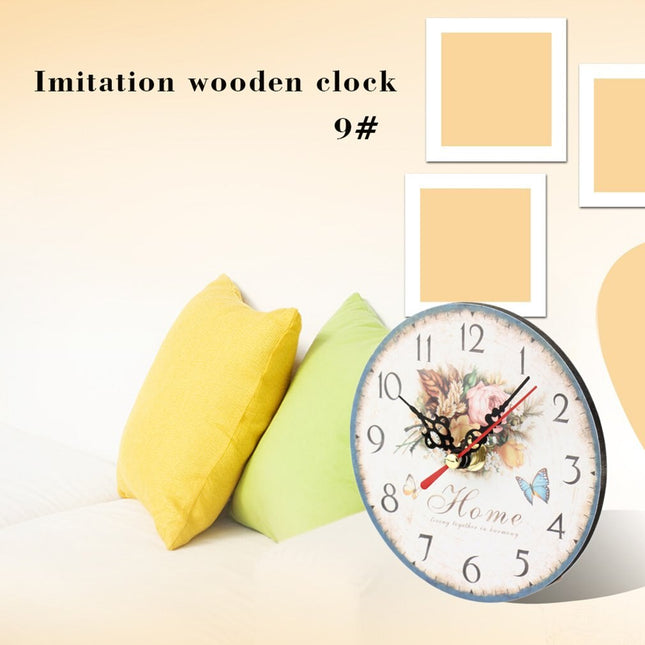 Vintage veggklokke i tre med blomster