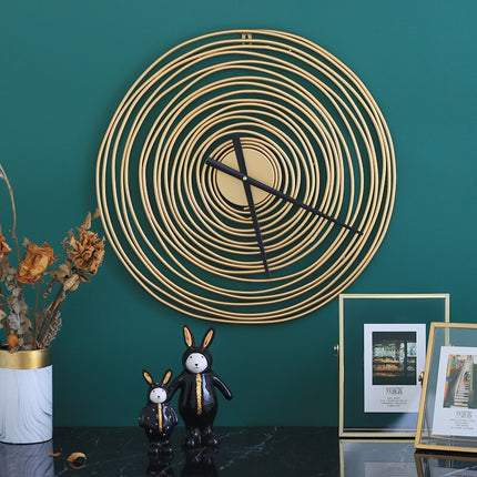 Stor veggklokke med spiraldesign i gull