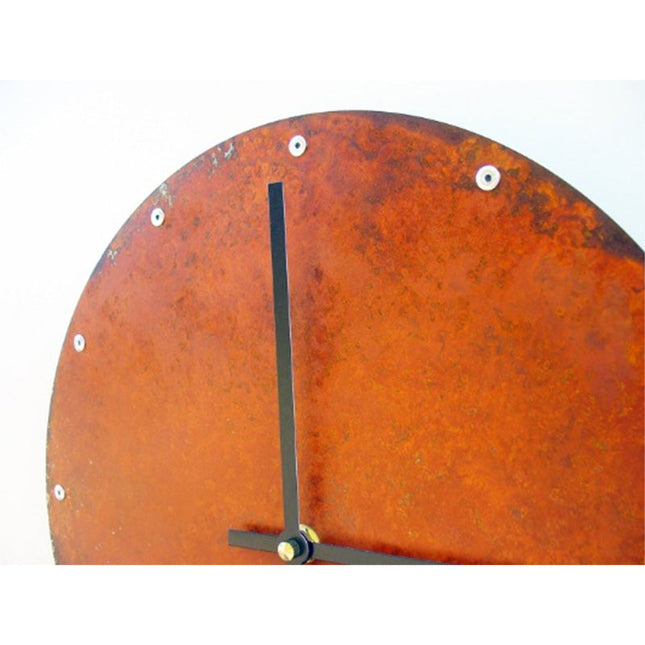 Rund veggklokke med rustikk metallfinish